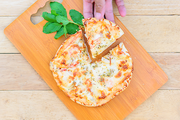 포토 JPG 해외이미지 종이 음식 조각 토마토 채소 탁자 피망 치즈 주택 피자 패스트푸드 요리 사람없음 목재 주방 식당 정원 식사 저녁식사 버섯 이탈리아 껍질 신선 뜨거움 달콤 맛 정크푸드 폐기물 굽기 먹기 허브 속도 올리브 햄 반죽 점심식사 모짜렐라치즈 짠맛 페퍼로니 피자집 하와이인 해로움 핸드메이드 해외포토 외국인 나무 식물 열매 유럽 가구 컨셉 재료 모션 유제품 서양음식 육류 건물 상점 소시지 인스턴트 쓰레기 구이 파일형식 이미지허브