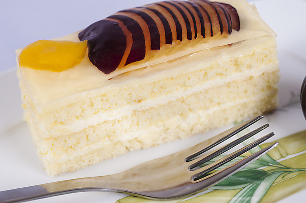 포토 JPG 해외이미지 그릇 식기 접시 음식 포크 과일 디저트 사람없음 과자 케이크 요식업 얼음 식사 흰색 신선 고급 달콤 크림 슬라이스 복숭아 자두 스펀지 해외포토 자연요소 산업 컬러 컨셉 맛 파일형식 이미지허브