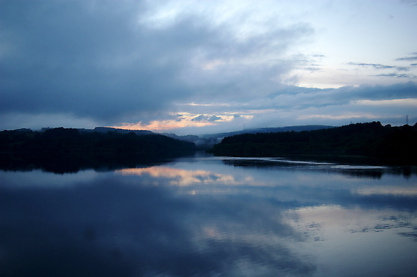 포토 JPG 해외이미지 구름 여행 날씨 휴가 잉글랜드 그림자 사람없음 물 파란색 빛 반사 어둠 일몰 추위 저수지 고독 저녁 북쪽 혼자 해외포토 자연요소 감정 컬러 영국 노을 야간 방향 파일형식 이미지허브