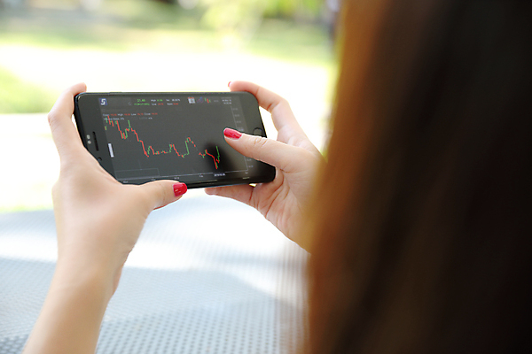 포토 JPG 해외이미지 손 여자 그래프 한명 들기 상반신 성인 뒷모습 아웃포커스 신체부위 스마트폰 소프트포커스 주식 분석 투자 성인여자한명만 해외포토 1 뷰포인트 컨셉 비즈니스 모션 촬영기법 사람 금융 핸드폰 스마트기기 여자한명만 성인여자만 파일형식 이미지허브