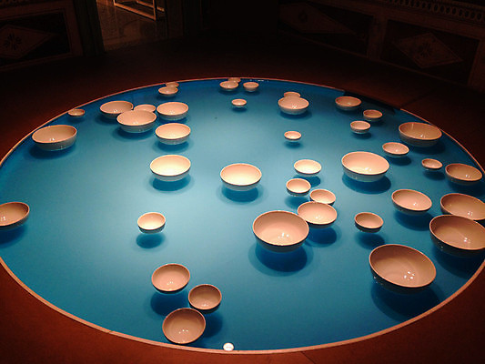 포토 JPG 해외이미지 그릇 접시 디자인 백그라운드 탁자 실내 사람없음 물 파란색 원형 해외포토 자연요소 도형 식기 컬러 가구 내부 파일형식 이미지허브