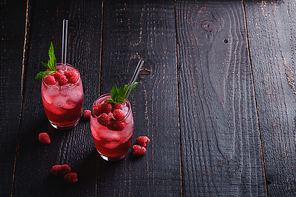 포토 JPG 해외이미지 잔 빨대 사람없음 빨간색 얼음 달콤 시원함 허브 산딸기 에이드 나무배경 해외포토 자연요소 식물 식기 음료 컬러 백그라운드 과일 맛 파일형식 이미지허브