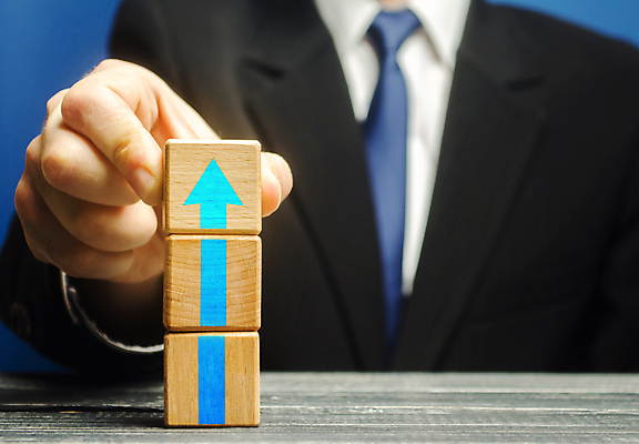 포토 JPG 해외이미지 손 남자 화살표 비즈니스 한명 정장 상반신 성인 쌓기 여러개 잡기 연결 성인남자한명만 나무블록 해외포토 1 옷 다수 모션 사람 목재 신체부위 블록 남자한명만 성인남자만 파일형식 이미지허브