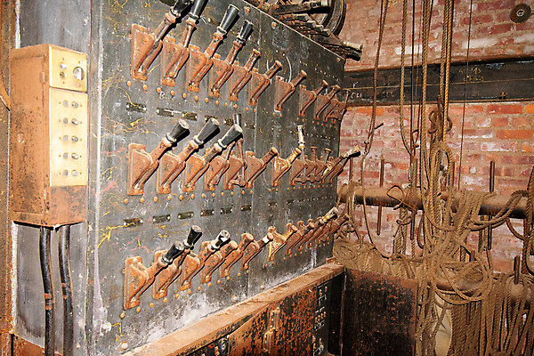 포토 JPG 해외이미지 직업 산업 공장 날씨 사람없음 가로 빨간색 숫자 금속 힘 기계 장비 과학기술 수확 기구 공구 업무 판넬 지시 위험 버리기 서비스 눈금 복고 철사 충격 시스템 스위치 계량기 위로 구식 그런지 깨짐 옛날 전압 제어 공급 해외포토 문자 컬러 컨셉 농업 공업 모션 재질 기술 도구 작업 파일형식 이미지허브