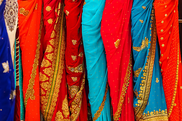 포토 JPG 해외이미지 전통 디자인 드레스 옷 아시아 문화 결혼 창문 동양인 사람없음 쇼핑 치마 컬러풀 유행 판매 세일 상점 금속 기계 젖음 직물 센터 시장 우아함 실크 쇼핑몰 인도인 지역 소매 싱가폴 옛날 해외포토 외국인 나라 컬러 컨셉 재질 하의 인종 이벤트 파일형식 이미지허브