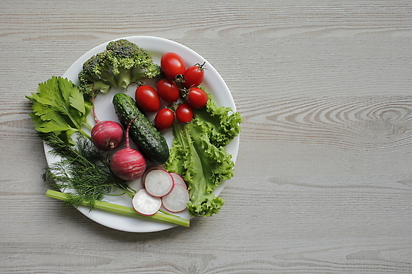 포토 JPG 해외이미지 접시 식재료 방울토마토 오이 실내 사람없음 하이앵글 상추 브로콜리 허브 건강식 적환무 플랫레이 나무배경 해외포토 식물 식기 음식 뷰포인트 백그라운드 토마토 채소 내부 플랫 무 파일형식 이미지허브