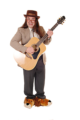 포토 JPG 해외이미지 전신 모델 라이프스타일 남자 행복 음악 백그라운드 노래 관계 놀이 주택 한명 서기 사람 성인 취미 유행 소리 음악가 흰색 기구 기타 청바지 표현 연습 긍정 열정 기타리스트 플레이어 혼자 해외포토 직업 1 감정 컬러 컨셉 바지 모션 현악기 문화예술 건물 생활 연주자 파일형식 이미지허브