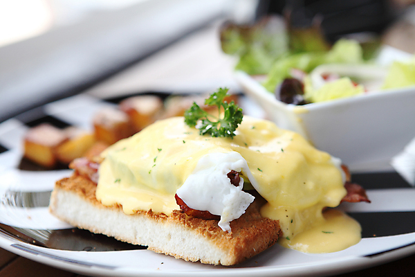 포토 JPG 해외이미지 그릇 접시 빵 실내 사람없음 아웃포커스 아침식사 미국음식 에그베네딕트 해외포토 식기 음식 서양음식 촬영기법 샌드위치 내부 식사 파일형식 이미지허브