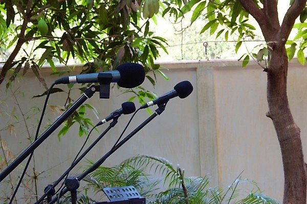 포토 JPG 해외이미지 백인 직업 음악 백그라운드 비즈니스 노래 통신 말하기 서기 사람 사람없음 파티 검은색 소리 콘서트 공연 연주자 장비 가수 무대 수확 흰색 기구 발표 마이크 라디오 복고 오디오 방송 목소리 노래방 고립 뮤지컬 팝 해외포토 서양인 컬러 음향기기 농업 모션 문화예술 이벤트 전자제품 음악가 파일형식 이미지허브