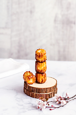 포토 JPG 해외이미지 디저트 실내 사람없음 쌓기 벚꽃 흰배경 나무받침 까눌레 해외포토 꽃 음식 백그라운드 모션 내부 목재 흰색 받침대 파일형식 이미지허브