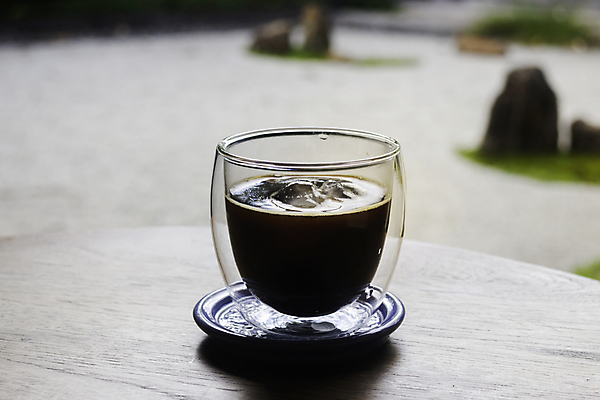 포토 JPG 해외이미지 전통 커피 음료 음식 유리 탁자 아침 휴식 디저트 실내 사람없음 갈색 얼음 어둠 카페 신선 칵테일 액체 달콤 아침식사 커피잔 상쾌 레시피 에스프레소 모카 양조장 핸드메이드 해외포토 주간 자연요소 감정 컬러 가구 컨셉 재질 잔 주류 내부 상점 식사 맛 파일형식 이미지허브