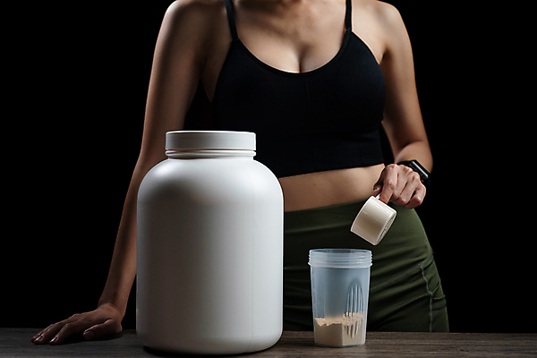 포토 JPG 해외이미지 여자 검은배경 실내 통 한명 들기 상반신 성인 앞모습 붓기 병 가루 단백질 스쿱 성인여자한명만 단백질쉐이크 프로틴파우더 해외포토 1 식기 뷰포인트 백그라운드 모션 사람 내부 검은색 쉐이크 영양소 여자한명만 성인여자만 파일형식 이미지허브