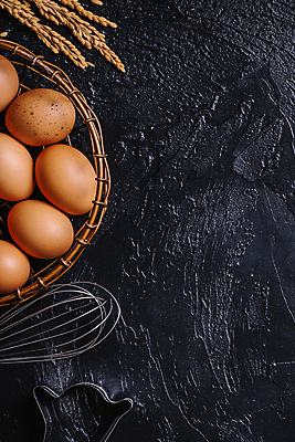 포토 JPG 해외이미지 검은배경 사람없음 바구니 계란 할로윈 담기 쿠키틀 카피스페이스 해외포토 백그라운드 모션 알 검은색 공백 제빵도구 파일형식 이미지허브