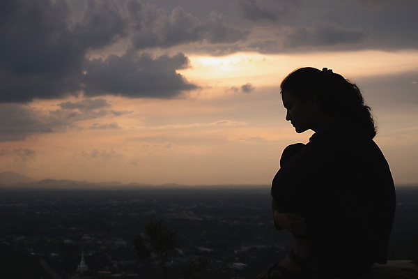 포토 JPG 해외이미지 1 라이프스타일 응시 여자 생각 한명 동양인 성인 슬픔 표현 드라마 문제 혼자 해외포토 시선 감정 사람 인종 생활 파일형식 이미지허브
