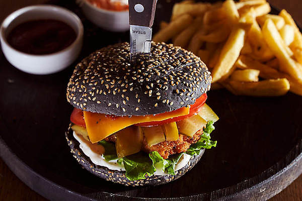 포토 JPG 해외이미지 패스트푸드 사람없음 감자튀김 햄버거 소스 나이프 꽂음 나무쟁반 소스그릇 해외포토 그릇 식기 감자 쟁반 목재 튀김 양념 칼 인스턴트 파일형식 이미지허브