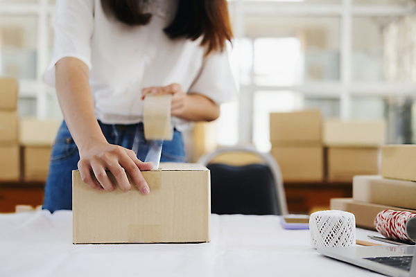 포토 JPG 해외이미지 여자 한명 상반신 성인 노트북 쌓기 잡기 실 택배 테이프 온라인쇼핑 택배상자 박스포장 붙이기 온라인쇼핑몰 성인여자한명만 해외포토 1 포장 모션 문구용품 사람 전자제품 쇼핑 상자 운송업 쇼핑몰 온라인 여자한명만 성인여자만 파일형식 이미지허브