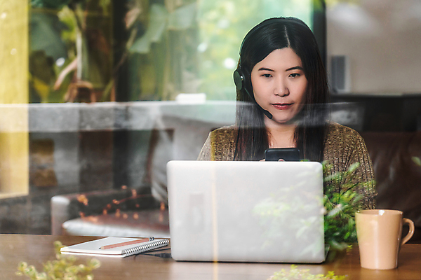 포토 JPG 해외이미지 직업 학생 여자 교육 아시아 이어폰 인터넷 비즈니스 통신 탁자 성공 회의 노동자 주택 직장 실내 한명 사람 동양인 금융 노트북 스마트폰 스터디 사무실 헤드폰 듣기 업무 비즈니스우먼 네트워크 발표 커피잔 무선전화기 온라인 동영상 온라인강의 지능 프리랜서 카피스페이스 해외포토 1 나라 커피 음향기기 가구 컨셉 회사 모션 잔 인종 내부 건물 경제 전자제품 핸드폰 스마트기기 학습 공백 작업 직장인 강의 전화기 파일형식 언택트 이미지허브