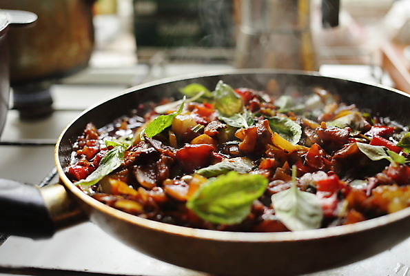 포토 JPG 해외이미지 실내 요리 사람없음 아웃포커스 프라이팬 바질 건강식 해외포토 음식 주방용품 촬영기법 내부 파일형식 이미지허브