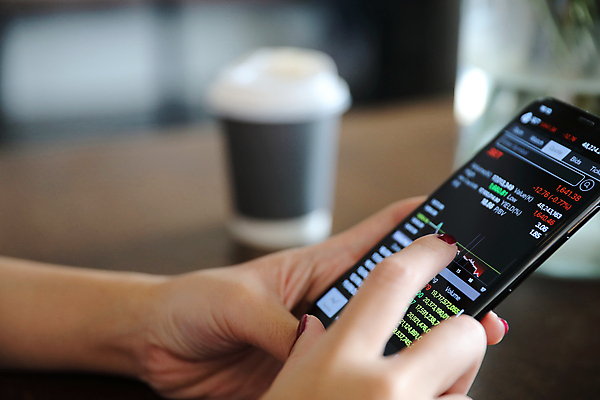 포토 JPG 해외이미지 손 그래프 아웃포커스 신체부위 스마트폰 주식 분석 투자 해외포토 컨셉 비즈니스 촬영기법 사람 금융 핸드폰 스마트기기 파일형식 이미지허브