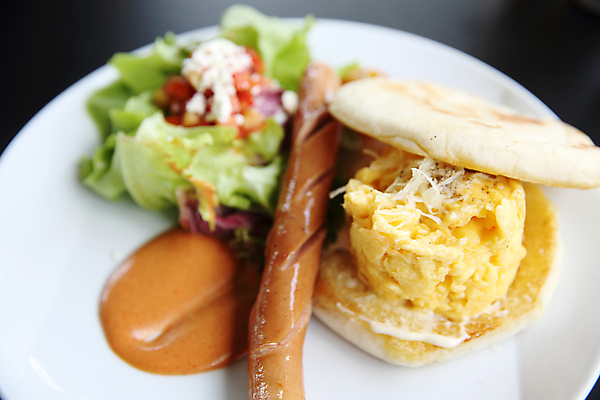 포토 JPG 해외이미지 접시 빵 검은배경 실내 사람없음 샐러드 소시지 아침식사 스크램블 해외포토 식기 음식 백그라운드 내부 검은색 식사 가공식품 계란요리 파일형식 이미지허브