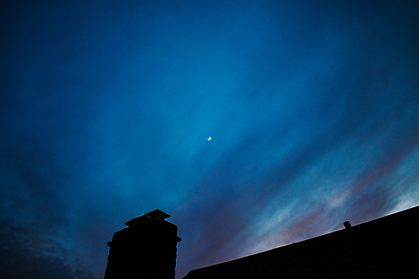 포토 JPG 해외이미지 구름 실루엣 자연 하늘 지붕 날씨 굴뚝 풍경 사람없음 야외 파란색 뷰티 보라색 어둠 황혼 새벽 회색 야간 저녁 신비 달빛 질감 공상 마법 몽환 수평선 해외포토 자연요소 컬러 컨셉 촬영기법 일몰 달 생태계 파일형식 이미지허브