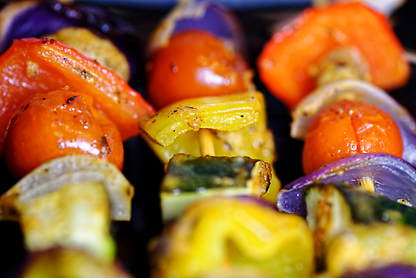 포토 JPG 해외이미지 접시 음식 토마토 채소 방울토마토 양파 건강 마늘 요리 사람없음 초록색 컬러풀 소풍 식사 저녁식사 버섯 신선 막대기 꼬치 맛 그릴 바비큐 굽기 날것 후추 건강식 점심식사 케밥 절임 주키니 채식주의자 비건 비건음식 해외포토 식기 컬러 컨셉 주방용품 야외활동 구이 향신료 채식 파일형식 이미지허브