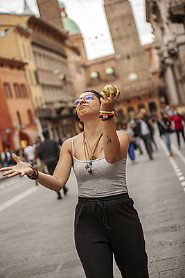 포토 JPG 해외이미지 1 전통 드레스 여자 포즈 신체 건축양식 모션 거리 바닥 미술 한명 건물 운동 뷰티 검은색 이탈리아 공연 기쁨 연주자 댄서 춤 도시 우아함 유연 발레 발레리나 예술가 지역 연극 단아함 프로젝트 해외포토 직업 건축물 옷 건축 감정 유럽 컬러 컨셉 문화예술 건강 사람 이벤트 음악가 파일형식 이미지허브