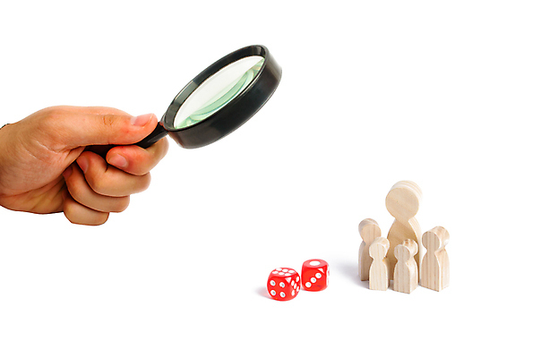 포토 JPG 해외이미지 손 돋보기 실내 들기 신체부위 관찰 말_게임 주사위 흰배경 해외포토 백그라운드 모션 사람 내부 게임 흰색 파일형식 이미지허브