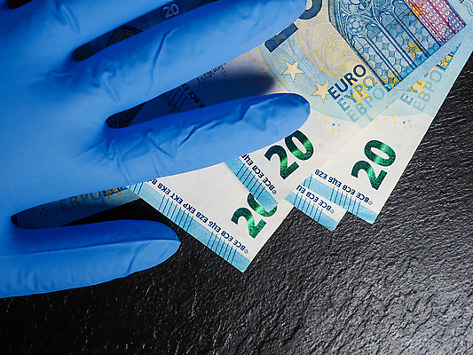 포토 JPG 해외이미지 손 유럽 장갑 돈 손가락 독일 건강 가면 사람없음 금융 경제 파란색 달러 동전 미국 이탈리아 금지 유로 프랑스 시장 질병 자르기 잠금 대출 빚 라텍스 예산 우울증 위기 유럽연합 자금 제어 유대감 해외포토 잡화 나라 컬러 북아메리카 의학 모션 신체부위 재산 보안 파일형식 이미지허브