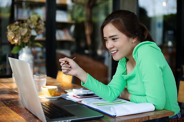 포토 JPG 해외이미지 백인 직업 라이프스타일 응시 여자 교육 행복 아시아 커피 음료 거실 인터넷 비즈니스 통신 탁자 휴식 주택 실내 한명 사람 앉기 동양인 노트북 컴퓨터 사무실 디지털 공책 카페 기쁨 타이핑 업무 비즈니스우먼 자신감 네트워크 연결 소셜 프리랜서 해외포토 서양인 1 시선 감정 나라 가구 컨셉 모션 문구용품 인종 내부 건물 생활 전자제품 상점 작업 직장인 파일형식 이미지허브