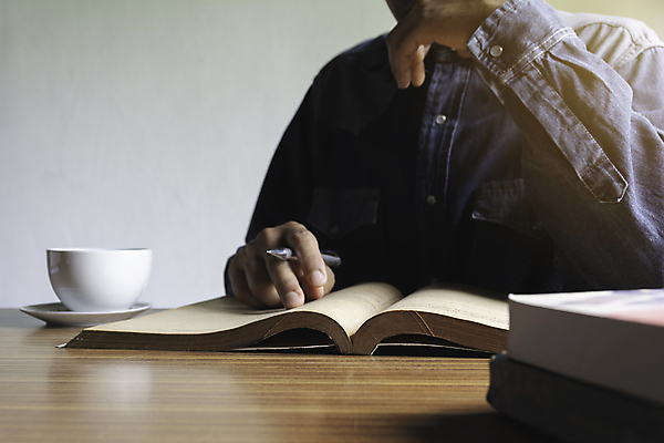 포토 JPG 해외이미지 백인 직업 학생 라이프스타일 교육 남자 커피 셔츠 비즈니스 탁자 휴가 휴식 주택 갈색머리 관리 사람 앉기 성인 취미 사람없음 책 스터디 햇빛 노란색 유행 일몰 방 자유 수확 비즈니스맨 우아함 읽기 문학 리빙 거짓말 스타일 해외포토 서양인 헤어스타일 음료 컬러 가구 컨셉 상의 농업 모션 건물 생활 학습 태양 노을 직장인 파일형식 이미지허브