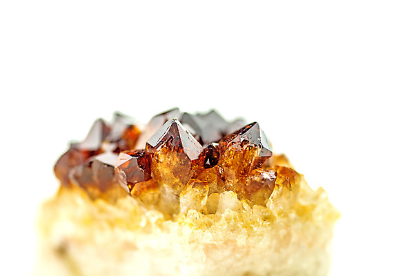 포토 JPG 해외이미지 백그라운드 사람없음 치료 장식 빨간색 빛 뷰티 흰색 투명 고급 크리스탈 보석 싱글 날것 결정체 내추럴 가넷 고립 해외포토 컬러 컨셉 의학 광석 파일형식 이미지허브