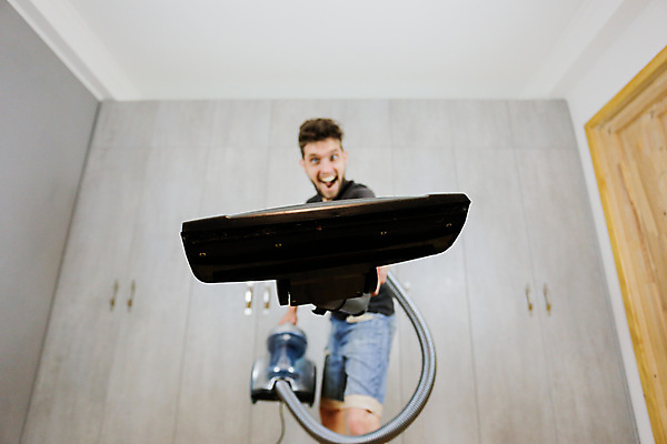 포토 JPG 해외이미지 직업 행복 가구 가사 거실 가정 남편 노동자 아파트 실내 한명 내부 일상 인테리어 기계 청결 방 붓 도움 수리 위생 청소 서비스 싱글 주부 먼지 리빙 청소부 위생관리 정리함 해외포토 1 디자인 감정 생활용품 컨셉 주택 관리 사람 라이프 파일형식 이미지허브