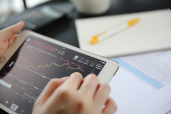 포토 JPG 해외이미지 손 탁자 그래프 들기 아웃포커스 신체부위 스마트폰 태블릿 주식 투자 해외포토 가구 비즈니스 모션 촬영기법 사람 금융 전자제품 핸드폰 스마트기기 파일형식 이미지허브