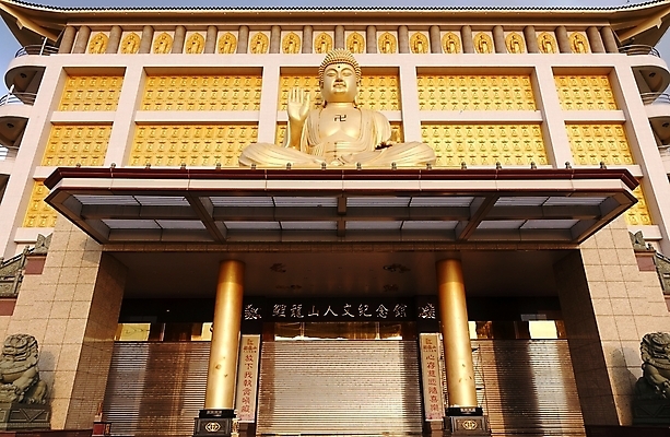 포토 JPG 해외이미지 전통 종교 문화 조각 불교 미술 사람없음 건물 햇빛 조각상 발코니 사찰 재산 황금 대만 숭배 해외포토 건축물 아시아 종교건축 문화예술 금융 태양 조형물 파일형식 이미지허브