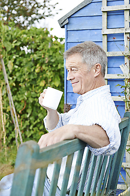 포토 JPG 해외이미지 백인 남자 행복 커피 음료 채소 벤치 한명 사람 앉기 취미 야외 컵 세로 정원 머그컵 마시기 잡기 60대 은퇴 원예 헛간 따뜻한음료 원예사 해외포토 서양인 직업 1 식기 노년 감정 의자 모션 저장고 파일형식 이미지허브