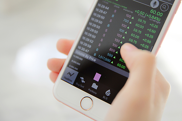 포토 JPG 해외이미지 손 그래프 들기 아웃포커스 신체부위 스마트폰 주식 투자 해외포토 비즈니스 모션 촬영기법 사람 금융 핸드폰 스마트기기 파일형식 이미지허브