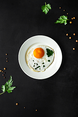 포토 JPG 해외이미지 접시 검은배경 실내 파슬리 사람없음 하이앵글 아침식사 계란프라이 해외포토 식기 뷰포인트 백그라운드 채소 내부 검은색 식사 계란요리 파일형식 이미지허브