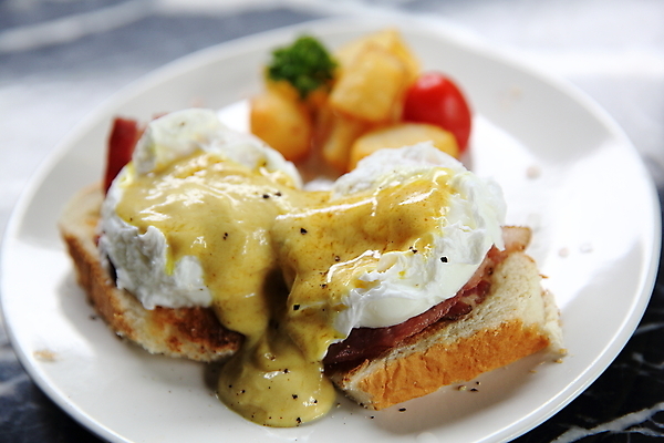 포토 JPG 해외이미지 접시 빵 실내 사람없음 아웃포커스 아침식사 미국음식 에그베네딕트 해외포토 식기 음식 서양음식 촬영기법 샌드위치 내부 식사 파일형식 이미지허브