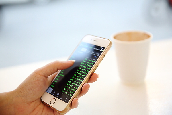 포토 JPG 해외이미지 손 그래프 들기 아웃포커스 신체부위 스마트폰 주식 분석 투자 해외포토 컨셉 비즈니스 모션 촬영기법 사람 금융 핸드폰 스마트기기 파일형식 이미지허브