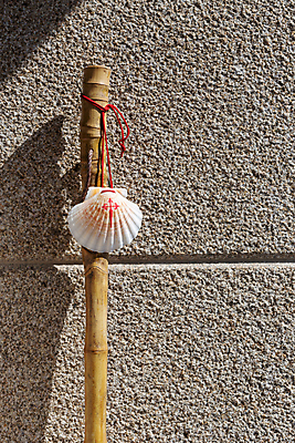 포토 JPG 해외이미지 아이콘 전통 기독교 벽 여행 컨셉 십자가 조개 그림자 사람없음 야외 햇빛 산책 트래킹 천주교 껍질 바위 스페인 황금 성자 방향 심볼 오브젝트 사인 기념품 가리비 루트 방법 선로 순례 순례자 화강암 카피스페이스 해외포토 유럽 종교 레저 어패류 휴식 태양 공백 암석 돌_바위 파일형식 이미지허브