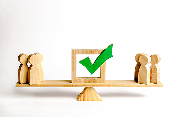 포토 JPG 해외이미지 실내 저울 사람없음 말_게임 체크표시 흰배경 저울질 평등 해외포토 백그라운드 컨셉 내부 게임 흰색 확인 파일형식 이미지허브