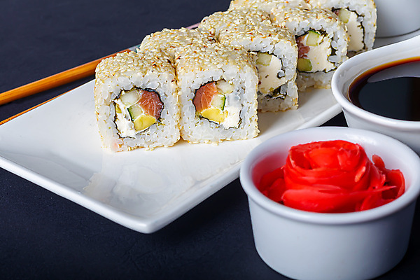 포토 JPG 해외이미지 접시 검은배경 실내 사람없음 초밥 간장 깨 나무젓가락 롤스시 생강초절임 캘리포니아롤 일본음식 해외포토 식기 음식 백그라운드 식재료 젓가락 내부 검은색 양념 조미료 절임 파일형식 이미지허브