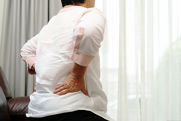 포토 JPG 해외이미지 라이프스타일 여자 남자 할머니 컨셉 거실 주택 실내 건강 한명 사람 앉기 성인 내부 소파 고통 터치 신장 질병 상처 은퇴 척추 문제 긴장 나쁜 옛날 요통 해로움 해외포토 1 노년 감정 의자 의학 모션 뼈 건물 생활 비뇨기관 허리통증 파일형식 건축물 가구 장기 건축 생활용품 신체 오브젝트 이미지허브