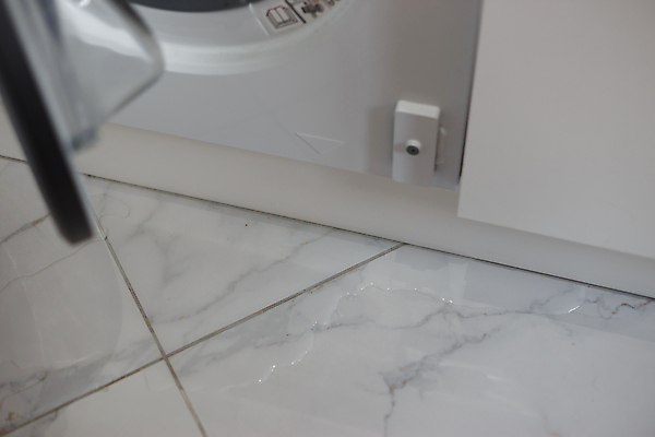 포토 JPG 해외이미지 가사 가정 표면 바닥 주택 사람없음 건물 물 주방 장비 가전제품 공구 도자기 보행로 보호 씻기 홍수 모종삽 타일 쏟아짐 문제 세탁기 청소부 보험 설치 위생관리 트러블 해외포토 자연요소 직업 건축물 길 컨셉 모션 관리 청결 도구 자연재해 삽 파일형식 이미지허브