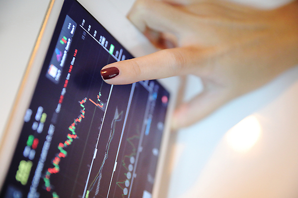 포토 JPG 해외이미지 손 그래프 들기 신체부위 태블릿 주식 분석 투자 해외포토 컨셉 비즈니스 모션 사람 금융 전자제품 스마트기기 파일형식 이미지허브