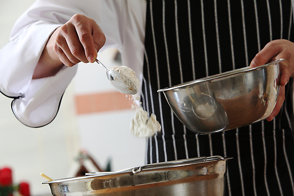 포토 JPG 해외이미지 남자 실내 한명 들기 상반신 성인 앞모습 아웃포커스 제과 숟가락 붓기 설탕 믹싱볼 성인남자한명만 해외포토 1 그릇 뷰포인트 모션 촬영기법 수저 사람 내부 제과제빵 남자한명만 성인남자만 파일형식 이미지허브