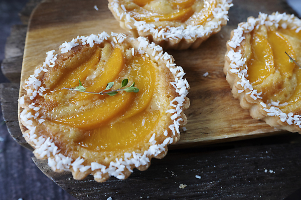 포토 JPG 해외이미지 음식 조각 백그라운드 다이어트 과일 디저트 주택 사람없음 노란색 케이크 식사 빵집 껍질 흰색 신선 달콤 맛 정상 설탕 굽기 크림 복숭아 숙성 커스터드 타르트 페스츄리 핸드메이드 해외포토 빵 컬러 컨셉 건강 건물 상점 구이 파이_빵 파일형식 이미지허브