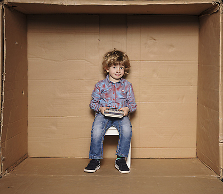 포토 JPG 해외이미지 전신 응시 남자 어린이 비즈니스 한명 들기 앉기 소년 앞모습 상자 사무실 계산기 업무 비즈니스맨 체험 계산 작음 투자 소년만 소년한명만 해외포토 1 시선 뷰포인트 컨셉 모션 문구용품 사람 장비 작업 직장인 크기 남자만 남자한명만 어린이만 파일형식 이미지허브