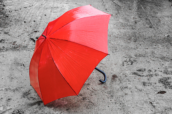 포토 JPG 해외이미지 계절 컨셉 우산 거리 아이디어 사람없음 야외 빨간색 물 검은색 젖음 도시 오브젝트 싱글 타운 해외포토 자연요소 컬러 파일형식 이미지허브